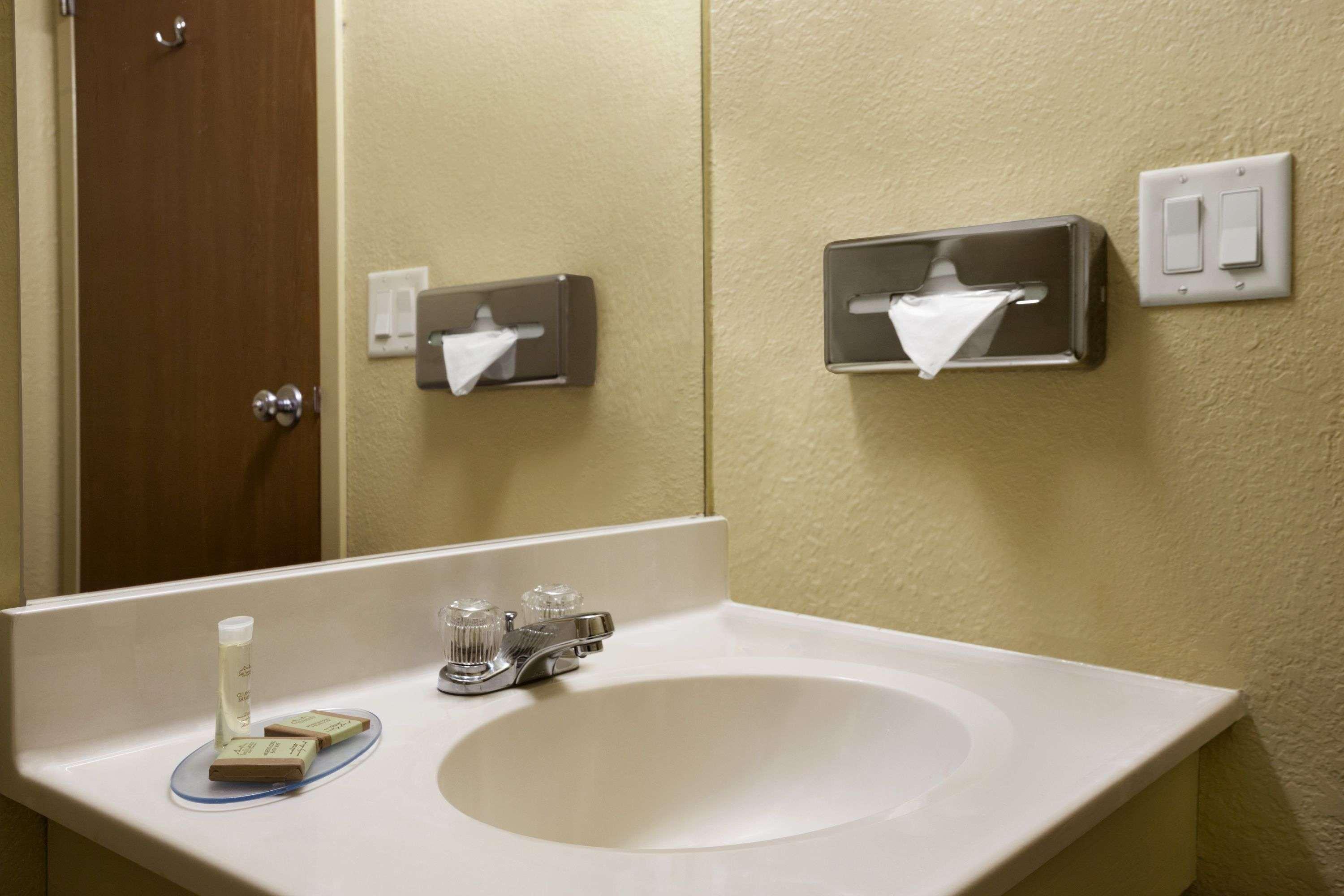 Super 8 by Wyndham Marion Motel Bagian luar foto