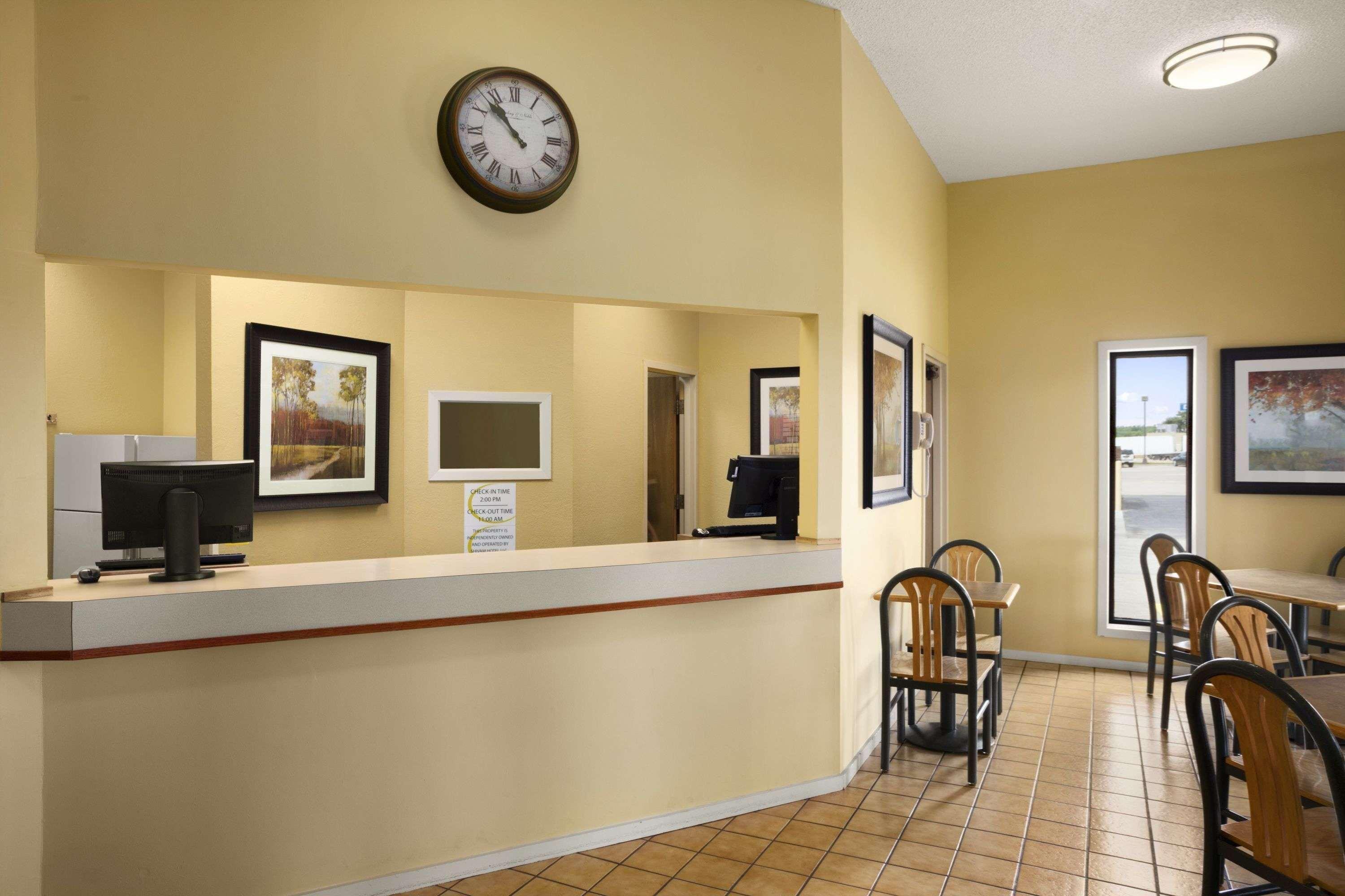 Super 8 by Wyndham Marion Motel Bagian luar foto