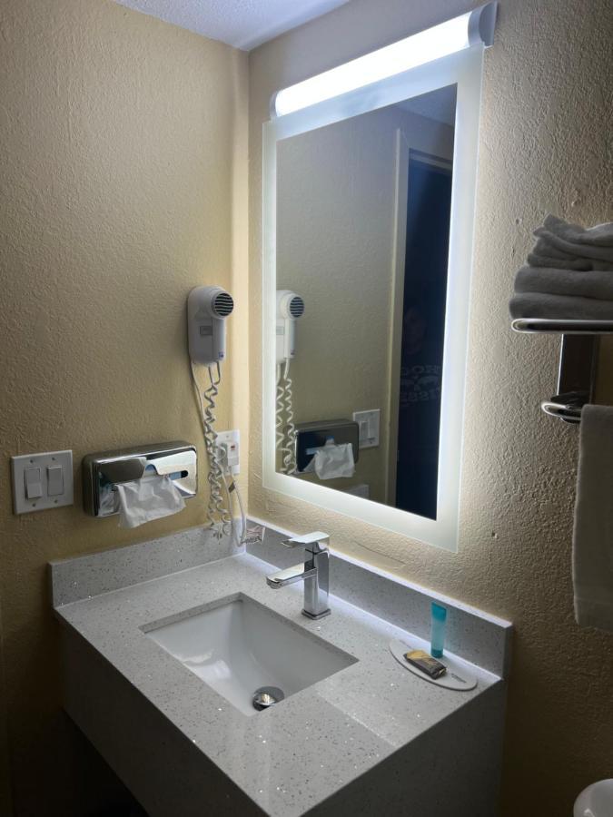 Super 8 by Wyndham Marion Motel Bagian luar foto